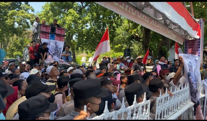 Masyrakat Gili Trawangan tuntut hak milik tanah di kantor Gubernur NTB