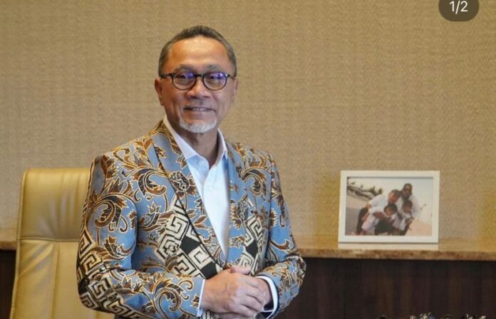 Menteri Perdagangan Zulkifli Hasan musnahkan pakaian bekas impor total 20 miliar.