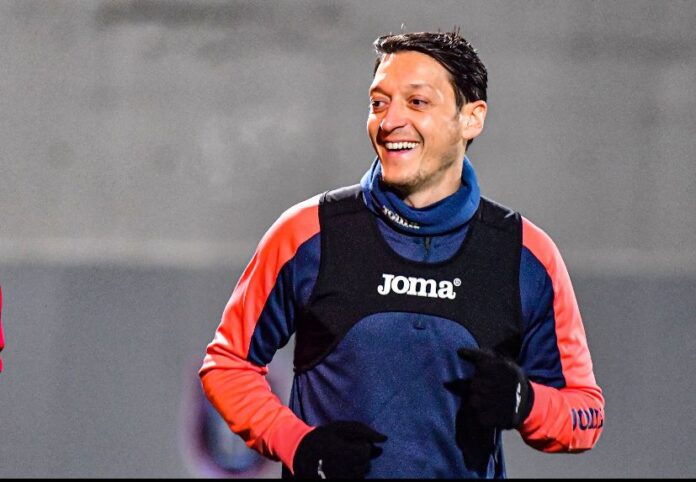 Mesut Ozil resmi umumkan pensiun dini jadi pemain sepak bola