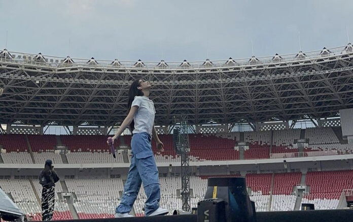 Jennie Blackpink saat check sound sebelum konser di GBK