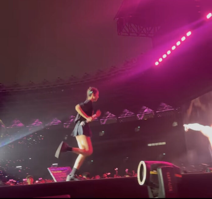 Foto moment Jennie di atas panggung GBK