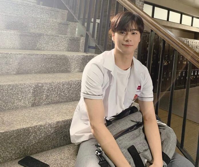 Moonbin saat syuting drama Korea At Eighteen