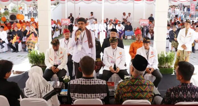 Jadi yang pertama Bacleg PKS daftar dengan pakaian adat