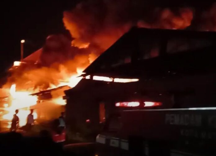 Gudang plastik di Negarasakah Mataram terbakar ludes