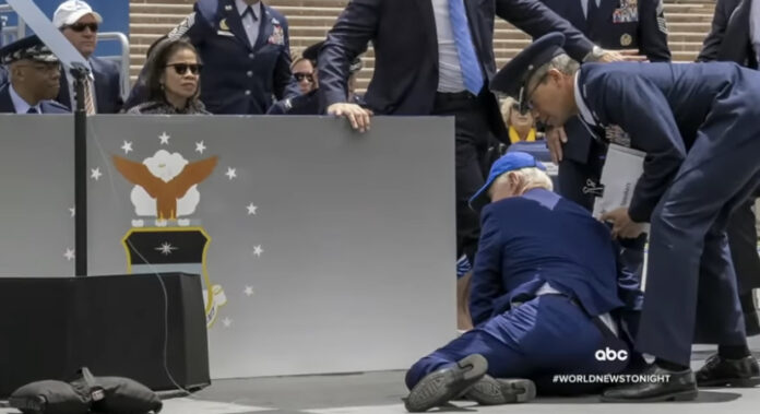 Presiden Amerika Serikat Joe Biden saat terjatuh