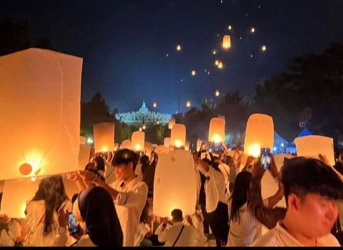 Ribuan lampion diterbangkan pada puncak hari raya Waisak 2567 BE