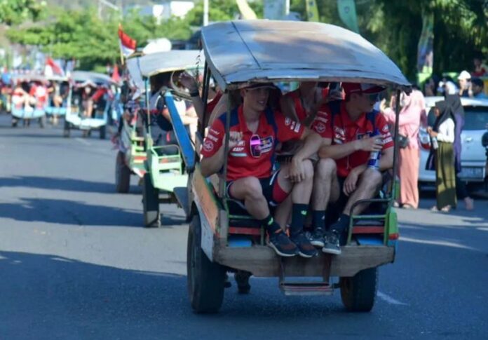 Rider MXGP gunakan cidomo ikuti parade welcome ceremony