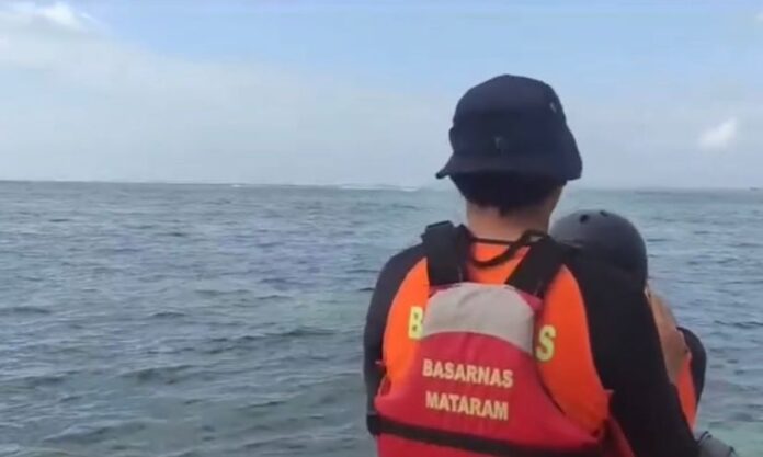 Tim Sar gabungan Kota Mataram dalam pencarian pemancing hilang di Pantai Teunting Unting