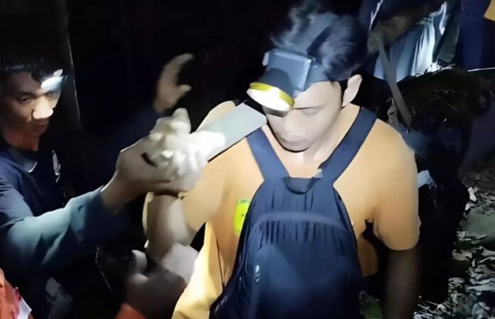 Proses evakuasi pendaki Gunung Rinjani meninggal dunia akibat kelelahan