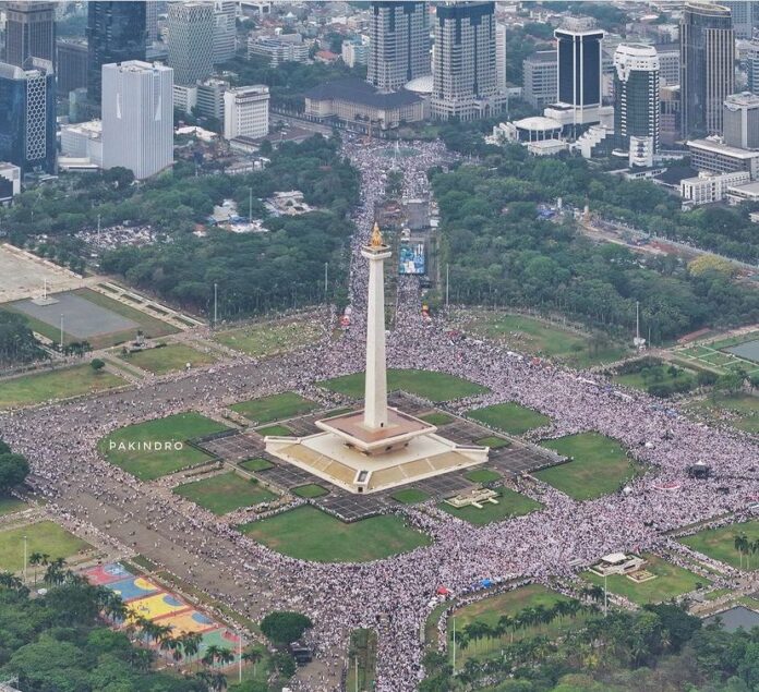 Foto momen saat ratusan ribu orang ikut aksi bela Palestina di Monas