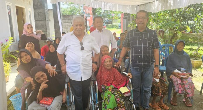 Bantuan kursi roda Rachmat Hidayat untuk orang tua jompo di Lombok Tengah