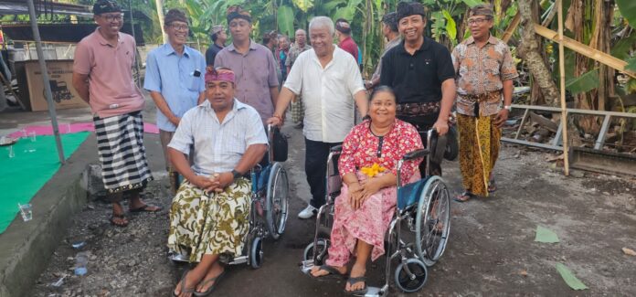 Suasana DPR RI Dapil Lombok Rachmad Hidayat bagikan bantuan sosial