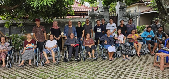 Suasana pembagian kursi roda oleh DPR RI Rachmat Hidayat