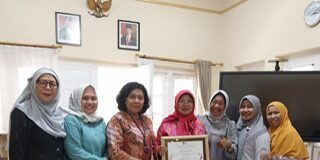 Baiq Isvie Rupaeda Diganjar Penghargaan Perempuan Inspiratif pada Peringatan Hari Ibu 2025